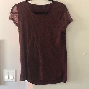 This deep red Ann Taylor M top features a lace front and is in great condition!